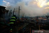 Petugas berusaha memadamkan api saat terjadi kebakaran di Alalak Selatan, Banjarmasin, Kalimantan Selatan, Rabu (21/8/2019).Kebakaran yang menghanguskan 20 rumah itu diduga terjadi akibat hubungan pendek (korsleting) listrik.Foto Antaranews Kalsel/Bayu Pratama S.