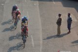 Sejumlah pebalap sepeda memacu sepewdanya pada etape ketiga Tour de Indonesia 2019 di Jember, Jawa Timur, Rabu (21/8/2019). Etape ketiga dimulai dari Kota Batu - Jember menempuh jarak 193 kilometer. Antara Jatim/Seno/zk.