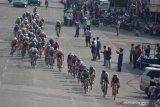 Sejumlah pebalap sepeda memacu sepedanya pada etape ketiga Tour de Indonesia 2019 di Jember, Jawa Timur, Rabu (21/8/2019). Etape ketiga dimulai dari Kota Batu - Jember menempuh jarak 193 kilometer. Antara Jatim/Seno/zk.