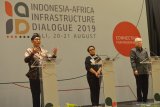 Menteri Luar Negeri Retno Marsudi (tengah) bersama Menteri Koordinator bidang Kemaritiman Luhut Binsar Pandjaitan (kiri) dan Menteri Perdagangan Enggartiasto Lukita (kanan) menyampaikan keterangan terkait Dialog Infrastruktur Indonesia-Afrika 2019 di Nusa Dua, Bali, Rabu (21/8/2019). Kegiatan yang berlangsung 20-21 Agustus 2019 tersebut menghasilkan 11 kesepakatan bisnis antara Indonesia dengan negara-negara Afrika senilai 822 juta dolar AS. Antaranews Bali/Nyoman Budhiana.