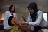 Warga memanfaatkan layanan kesehatan gratis di dalam kereta kesehatan atau rail clinic di Stasiun Kereta Api Saradan, Kabupaten Madiun, Jawa Timur, Rabu (21/8/2019). PT Kereta Api Indonesia Daerah Operasi 7 Madiun menggelar bakti sosial layanan kesehatan gratis dengan menggunakan kereta kesehatan bagi warga yang tinggal di sekitar stasiun kereta api, dan sekitar 300 orang warga memanfaatkan layanan kesehatan gratis tersebut. Antara Jatim/Siswowidodo/zk.