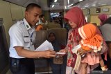 Warga memanfaatkan layanan kesehatan gratis di dalam kereta kesehatan atau rail clinic di Stasiun Kereta Api Saradan, Kabupaten Madiun, Jawa Timur, Rabu (21/8/2019). PT Kereta Api Indonesia Daerah Operasi 7 Madiun menggelar bakti sosial layanan kesehatan gratis dengan menggunakan kereta kesehatan bagi warga yang tinggal di sekitar stasiun kereta api, dan sekitar 300 orang warga memanfaatkan layanan kesehatan gratis tersebut. Antara Jatim/Siswowidodo/zk.