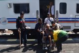 Petugas mendorong kursi roda bagi warga yang memanfaatkan layanan kesehatan gratis saat digelar bakti sosial layanan kesehatan dengan kereta kesehatan atau rail clinic di Stasiun Kereta Api Saradan, Kabupaten Madiun, Jawa Timur, Rabu (21/8/2019). PT Kereta Api Indonesia Daerah Operasi 7 Madiun menggelar bakti sosial layanan kesehatan gratis dengan menggunakan kereta kesehatan bagi warga yang tinggal di sekitar stasiun kereta api, dan sekitar 300 orang warga memanfaatkan layanan kesehatan gratis tersebut. Antara Jatim/Siswowidodo/zk.