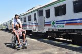 Petugas mendorong kursi roda bagi warga yang memanfaatkan layanan kesehatan gratis saat digelar bakti sosial layanan kesehatan dengan kereta kesehatan atau rail clinic di Stasiun Kereta Api Saradan, Kabupaten Madiun, Jawa Timur, Rabu (21/8/2019). PT Kereta Api Indonesia Daerah Operasi 7 Madiun menggelar bakti sosial layanan kesehatan gratis dengan menggunakan kereta kesehatan bagi warga yang tinggal di sekitar stasiun kereta api, dan sekitar 300 orang warga memanfaatkan layanan kesehatan gratis tersebut. Antara Jatim/Siswowidodo/zk.