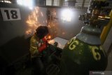 Peserta melakukan proses las Gas Metal Arc Welding (GMAW) pada plat logam saat mengikuti kompetisi pengelasan nasional (National Welding Competition) 2019 di Politeknik Perkapalan Negeri Surabaya (PPNS), di Surabaya, Jawa Timur, Rabu (21/8/2019). Kompetisi yang diikuti 107 peserta dari 29 perguruan tinggi vokasi di  Indonesia tersebut sebagai sarana tempat berlatih dan menguji kompetensi para mahasiswa, khususnya dalam bidang pengelasan. Antara Jatim/Moch Asim/zk.