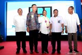 Menteri BUMN Rini M Soemarno (tengah) bersama Sekretaris Kementerian BUMN Imam Apriyanto Putro (kanan), Deputi Bidang Usaha Pertambangan, Industri Strategis dan Media Kementerian BUMN  Fajar Harry Sampurno (kiri) dan Dirut Boma Bisma Indra (BBI) Yoyok Hadi Satriyono (kedua kanan) serta Executive Vice President Doosan lntracore Joon Ho Yoo (kedua kiri) saling berbincang saat peluncuran Mesin Diesel BBI di Workshop BBI, Surabaya, Jawa Timur, Rabu (21/8/2019). Dengan hadirnya proyek tersebut diharapkan dapat membangun kembali manufaktur mesin diesel dan gas serta memenuhi kebutuhan mesin di Indonesia. Antara Jatim/Zabur Karuru