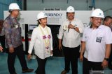 Menteri BUMN Rini M Soemarno (kedua kiri) didampingi Dirut Boma Bisma Indra (BBI) Yoyok Hadi Satriyono (kanan) dan Direktur Operasional dan Pemasaran BBI M. Agus Budiyanto (kedua kanan) serta Executive Vice President Doosan lntracore Joon Ho Yoo (kiri) mengamati mesin diesel yang dipamerkan di Workshop BBI, Surabaya, Jawa Timur, Rabu (21/8/2019). Dengan hadirnya proyek tersebut diharapkan dapat membangun kembali manufaktur mesin diesel dan gas serta memenuhi kebutuhan mesin di Indonesia. Antara Jatim/Zabur Karuru