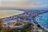 Foto udara lansekap kawasan wisata Pantai Pangandaran, Jawa Barat, Rabu (21/8/2019). Pemerintah Provinsi Jabar mempersiapkan untuk penataan Kabupaten Pangandaran menjadi destinasi wisata kelas dunia dan telah mendaftarkan 200 hektare lahan di Pangandaran untuk dijadikan Kawasan Ekonomi Khusus (KEK) dengan total nggaran Rp 80 miliar. ANTARA JABAR/Adeng Bustomi/agr