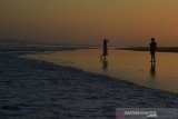 Wisatawan swafoto sambil menikmati sunset dikawasan Wisata Pantai Barat Pangandaran, Jawa Barat, Selasa (20/8/2019). Pada 2019, Kementerian Pariwisata optimis dapat mencapai target kunjungan 18 juta wisatawan asing, meskipun hingga Mei 2019 jumlah wisatawan yang datang baru 35 persen, sehingga peningkatan turis asing merupakan salah satu indikator yang baik bagi pertumbuhan sektor pariwisata Indonesia. ANTARA JABAR/Adeng Bustomi/agr