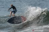 Wisatawan mancanegara terjatuh saat berselancar di Pantai Batu Karas, Cijulang, Kabupaten Pangandaran, Jawa Barat, Rabu (21/8/2019). Wisatawan mancanegara sering kali mengunjungi Pantai Batu Karas untuk bermain selancar karena kawasan tersebut memiliki pantai yang cukup datar dengan teluk kecil sehingga peselancar tidak perlu mendayung terlalu jauh untuk mencapai titik awal gelombang datang. ANTARA JABAR/Adeng Bustomi/agr