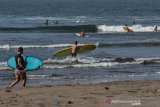 Wisatawan berselancar di Pantai Batu Karas, Cijulang, Kabupaten Pangandaran, Jawa Barat, Rabu (21/8/2019). Wisatawan mancanegara sering kali mengunjungi Pantai Batu Karas untuk bermain selancar karena kawasan tersebut memiliki pantai yang cukup datar dengan teluk kecil sehingga peselancar tidak perlu mendayung terlalu jauh untuk mencapai titik awal gelombang datang. ANTARA JABAR/Adeng Bustomi/agr