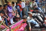 Zannuba Ariffah Chafsoh atau Yenny Wahid (tengah) bersama mahasiswa asal Papua tabur bungan di makam presiden ke-4 RI Abdurrahman Wahid (Gus Dur) di Pesantren Tebuireng, Jombang, Jawa Timur, Rabu (21/8/2019). Ziarah ini sebagai upaya mengajak semua pihak mengedepankan kasih sayang kepada sesama, saling merangkul untuk tetap menjaga keutuhan berbangsa dan bernegara dalam bingkai NKRI dan Bineka Tunggal Ika serta meneladani perjuangan Gus Dur menanamkan kerukunan, hidup toleran terhadap semua perbedaan yang ada. Antara Jatim/Syaiful Arif/zk