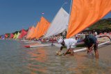 Pemuka agama Hindu melepas sesajen ke laut menjelang digelarnya lomba perahu layar dalam rangkaian Sanur Village Festival 2019 di Pantai Segara Ayu, Sanur, Denpasar, Bali, Rabu (21/8/2019). Lomba perahu layar tersebut diikuti 25 peserta dengan menempuh jarak 15 kilometer untuk mempertahankan eksistensi perahu tradisional yang mulai berkurang di Bali sekaligus sebagai daya tarik pariwisata di obyek wisata setempat. ANTARA FOTO/Nyoman Hendra Wibowo/nym.