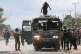 Polisi dan TNI melakukan pengamanan saat terjadi aksi protes di Mimika, Papua, Rabu (21/8/2019). ANTARA FOTO/Sevianto Pakiding/nym.