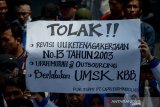 Massa aksi yang tergabung dari berbagai organisasi buruh melakukan aksi di halaman Gedung Sate, Bandung, Jawa Barat, Kamis (22/8/2019). Dalam aksinya mereka menolak revisi UU no 13 Tahun 2003 terkait upah murah serta meminta pemerintah untuk memberlakukan UMSK. ANTARA JABAR/Raisan Al Farisi/agr