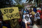 Massa aksi yang tergabung dalam Mahasiswa Papua melakukan aksi solidaritas di halaman Gedung Sate, Bandung, Jawa Barat, Kamis (22/8/2019). Dalam aksinya mereka menolak pernyataan rasisme terhadap orang Papua serta hentikan intimidasi terhadap mahasiswa Papua se-Indonesia. ANTARA JABAR/Raisan Al Farisi/agr