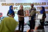 Direktur PT Tata Motors Distribusi Indonesia (TMDI), Biswadev Sengupta (kedua kanan) menyerahkan sertifikat kepada Direktur PT Pratama Trasindo, Banda Aceh, Edy Tjoa (kedua kiri) saat Grand Opening di Banda Aceh, Kamis (22/8/2019). TMDI yang sudah hadir enam tahun di Indonesia itu, sudah memasarkan sebanyak 6.000 unit mobil, termasuk pick up dan truk untuk transportasi angkutan barang dalam komonitas bisnis. Antara Aceh/Ampelsa.