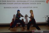 Peserta Siswa Mengenal Nusantara (SMN) asal provinsi Banten menampilkan atraksi kesenian tradisional pada malam keakraban di gedung PT PLN (persero) Banda Aceh, Aceh, Rabu (21/8/2019) malam. Malam Keakraban SMN provinsi Banten dengan SMN provinsi Aceh bersama BUMN Hadir Untuk Negeri itu dimeriahkan dengan penampilan kesenian dari masing-masing daerah dan sekaligus menandai berakhirnya kegiatan SMN di Aceh. Antara Aceh/Ampelsa.