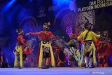 Penari Jathilan tampil pada acara pembukaan Perayaan Grebeg Suro, Festival Budaya Bumi Reyog dan Peringatan Hari Jadi ke-523 Kabupaten Ponorogo di Alun-alun Kabupaten Ponorogo, Jawa Timur, Rabu (21/8/2019) malam. Kegiatan seni budaya yang antara lain menampilkan Festival Reog Nasional, Festival Reog Mini, pameran dan pertunjukan seni budaya dalam rangka menyongsong tahun baru 1 Muharram dan hari jadi Kabupaten Ponorogo tersebut digelar hingga 31 Agustus 2019. Antara Jatim/Siswowidodo/zk.