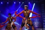 Penari Jathilan tampil pada acara pembukaan Perayaan Grebeg Suro, Festival Budaya Bumi Reyog dan Peringatan Hari Jadi ke-523 Kabupaten Ponorogo di Alun-alun Kabupaten Ponorogo, Jawa Timur, Rabu (21/8/2019) malam. Kegiatan seni budaya yang antara lain menampilkan Festival Reog Nasional, Festival Reog Mini, pameran dan pertunjukan seni budaya dalam rangka menyongsong tahun baru 1 Muharram dan hari jadi Kabupaten Ponorogo tersebut digelar hingga 31 Agustus 2019. Antara Jatim/Siswowidodo/zk.