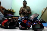 Perajin membuat sandal kayu batik untuk dikirim ke Banyuwangi, Surabaya dan juga di ekspor ke Jepang di Dinoyo, Malang, Jawa Timur, Kamis (22/8/2019). Pengusaha sandal  setempat mengaku, sejak sebulan terakhir permintaan sandal batik meningkat dari 100 kodi menjadi 128 kodi per bulan atau meningkat 28 persen seiring banyaknya  masyarakat yang mengadakan acara pernikahan serta kegiatan peringatan HUT Kemerdekaan RI. Antara Jatim/Ari Bowo Sucipto/zk.