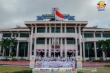 23 peserta Siswa Mengenal Nusantara (SMN) 2019 asal provinsi Kalimantan Timur terdiri atas 10 putra dan 10 putri serta tiga orang penyandang  disabilitas  serta dikawal empat guru pendamping nampak foto bersama sesaat setelah dilepas Wali Kota Balikpapan H. Rizal Effendi di depan Balai KOta Balikpapan sebelum bertolak selama 10 hari  ke Provinsi Jawa Barat, kegiatan SMN 2019 yang dilaksanakan dalam rangkaian program BUMN Hadir Untuk Negeri (BHUN) 2019 di Kaltim dilaksanakan Bank BNI