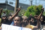 Sejumlah mahasiswa yang tergabung dalam Ikatan Mahasiswa, Pelajar dan Masyarakat Papua (IMMAPA) Bali mengikuti aksi damai di kawasan Renon, Denpasar, Bali, Kamis (22/8/2019). Dalam aksi tersebut, mereka menolak dan mengutuk keras serta meminta aparat menangkap pelaku aksi rasisme terhadap mahasiswa Papua di sejumlah daerah ANTARA FOTO/Fikri Yusuf/nym.