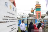 Masyarakat dan nelayan melihat alat pengering ikan saat peluncuran Program Kemitraan Wilayah (PKW), di Balai Desa Kuala Bubon, Kecamatan Samatiga, Aceh Barat, Aceh, Jumat (23/8/2019). Kementerian Riset, Teknologi dan Pendidikan Tinggi Universitas Syiah Kuala bekerjasama dengan Universitas Teuku Umar dan Pemerintah Kabupaten Aceh Barat meluncurkan program kemitraan wilayah untuk mengaplikasikan teknologi pertanian tepat guna menuju sentra produksi hasil ikan berbasis ekonomi kerakyatan. Antara Aceh/Syifa Yulinnas.