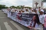 Demonstran yang tergabung dalam Gerakan Umat Bela Ulama mengusung poster dan spanduk saat aksi damai di kawasan Masjid Raya Baiturrahman, Banda Aceh, Aceh, Jumat (23/8/2019). Demonstran yang terdiri dari mahasiswa, aktivis 98, advokat dan termasuk santri menyatakan akan berada di garda terdepan untuk membela Ustad Abdul Somad terkait upaya diskriminasi oleh pihak tertentu yang dapat merusak kerukunan umat beragama dalam NKRI. Antara Aceh/Ampelsa.
