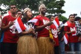 Mahasiswa dari Papua mengikuti Aksi Damai Bhineka Tunggal Ika di Simpang Balapan, Malang, Jawa Timur, Jumat (23/8/2019). Kegiatan yang diikuti puluhan mahasiswa dari berbagai perwakilan suku di Indonesia tersebut diadakan sebagai upaya untuk menyebarkan pesan perdamaian tanpa adanya diskriminasi maupun rasisme kesukuan sekaligus menumbuhkan rasa nasionalisme pada masyarakat . Antara Jatim/Ari Bowo Sucipto/zk.