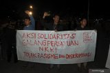 Sejumlah aktivis Gerakan Mahasiswa Nasional Indonesia melakukan aksi solidaritas Papua di depan Kantor Bupati Jember, Jawa Timur, Kamis (22/8/2019) malam. Dalam aksinya mereka menolak diskriminasi dan rasisme kepada siapapun dan oleh siapapun. Antara Jatim/Seno/zk.