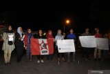 Sejumlah aktivis Gerakan Mahasiswa Nasional Indonesia melakukan aksi solidaritas Papua di depan Kantor Bupati Jember, Jawa Timur, Kamis (22/8/2019) malam. Dalam aksinya mereka menolak diskriminasi dan rasisme kepada siapapun dan oleh siapapun. Antara Jatim/Seno/zk.