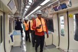 Delegasi dari Kementerian dan Operator Transportasi Angola berada di dalam kereta produksi PT Industri Kereta Api (Inka) saat mengunjungi pabrik kereta api PT Inka di Madiun, Jawa Timur, Kamis (22/8/2019). Delegasi Angola tersebut datang ke PT Inka karena tertarik dengan kereta api produksi PT Inka dan rencananya akan melakukan pembelian kereta api. Antara Jatim/Siswowidodo/zk.