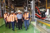 Direktur Utama PT Industri Kereta Api (Inka) Budi Noviantoro (kedua kanan) berbincang dengan rombongan delegasi Kementerian dan Operator Transportasi Angola saat mengunjungi pabrik kereta api PT Inka di Madiun, Jawa Timur, Kamis (22/8/2019). Delegasi Angola tersebut datang ke PT Inka karena tertarik dengan kereta api produksi PT Inka dan rencananya akan melakukan pembelian kereta api. Antara Jatim/Siswowidodo/zk.