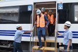 Rombongan delegasi Kementerian dan Operator Transportasi Angola keluar dari kereta api saat mengunjungi pabrik kereta api PT Inka di Madiun, Jawa Timur, Kamis (22/8/2019). Delegasi Angola tersebut datang ke PT Inka karena tertarik dengan kereta api produksi PT Inka dan rencananya akan melakukan pembelian kereta api. Antara Jatim/Siswowidodo/zk.