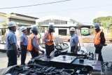 Direktur Utama PT Industri Kereta Api (Inka) Budi Noviantoro (kedua kanan) berbincang dengan Project Manager of National Railway of Zimbabwe Philip Chifamba (keempat kiri), Director Technical Services of National Railway of Zimbabwe Alfred Gunzo (ketiga kiri) dan Vice Chairman of National Railway of Zimbabwe Dube William (kanan) saat mengunjungi pabrik kereta api PT Inka di Madiun, Jawa Timur, Kamis (22/8/2019). Delegasi Zimbabwe tersebut datang ke PT Inka karena tertarik dengan kereta api produksi PT Inka dan kemungkinan akan dilanjutkan dengan pembelian kereta api. Antara Jatim/Siswowidodo/zk.