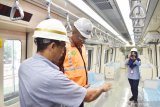 Direktur Utama PT Industri Kereta Api (Inka) Budi Noviantoro (kiri) berbincang dengan Vice Chairman of National Railway of Zimbabwe Dube William (tengah) saat mengunjungi pabrik kereta api PT Inka di Madiun, Jawa Timur, Kamis (22/8/2019). Delegasi Zimbabwe tersebut datang ke PT Inka karena tertarik dengan kereta api produksi PT Inka dan kemungkinan akan dilanjutkan dengan pembelian kereta api. Antara Jatim/Siswowidodo/zk.