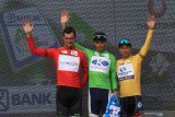 Pebalap sepeda dengan raihan poin tertinggi dari berbagai kategori berpose diatas podium usai menyelesaikan etape ke empat pada gelaran Tour de Indonesia di Paltuding, Gunung Ijen, Banyuwangi, Jawa Timur, Kamis (22/8/2019). Pada Etape keempat dengan rute Kota Jember-Paltuding Banyuwangi menempuh jarak 147,3 kilometer. Antara Jatim/Budi Candra Setya/zk.