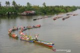 Sejumlah pedagang pasar terapung ditarik menggunakan kelotok (perahu bermesin) melintas di sungai Martapura menuju tempat pelaksanaan Festival Budaya Pasar Terapung di kawasan Tugu 0 Km Banjarmasin, Kalimantan Selatan, Jumat (23/8/2019).Festival Budaya Pasar Terapung 2019 tersebut untuk melestarikan tradisi budaya pasar terapung sekaligus menjadi daya tarik wisata bagi wisatawan.Foto Antaranews Kalsel/Bayu Pratama S.