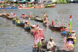 Sejumlah pedagang pasar terapung ditarik menggunakan kelotok (perahu bermesin) melintas di sungai Martapura menuju tempat pelaksanaan Festival Budaya Pasar Terapung di kawasan Tugu 0 Km Banjarmasin, Kalimantan Selatan, Jumat (23/8/2019).Festival Budaya Pasar Terapung 2019 tersebut untuk melestarikan tradisi budaya pasar terapung sekaligus menjadi daya tarik wisata bagi wisatawan.Foto Antaranews Kalsel/Bayu Pratama S.