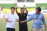 Pelatih baru Barito Putera Djajang Nurjaman (tengah) bersama pemain baru Barito Putera Kosuke Uchida (kiri) melambaikan tangan kepada suporter Barito Putera saat di kenalkan manajemen Barito Putera di Stadion Demang Lehman, Martapura, Kalimantan Selatan, Jumat (23/8/2019).Foto Antaranews Kalsel/Bayu Pratama S.