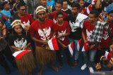 Mahasiswa dari Papua mengikuti Aksi Damai Bhineka Tunggal Ika di Simpang Balapan, Malang, Jawa Timur, Jumat (23/8/2019). Kegiatan yang diikuti puluhan mahasiswa dari berbagai perwakilan suku di Indonesia tersebut diadakan sebagai upaya untuk menyebarkan pesan perdamaian tanpa adanya diskriminasi maupun rasisme kesukuan sekaligus menumbuhkan rasa nasionalisme pada masyarakat . Antara Jatim/Ari Bowo Sucipto/zk.