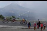 Sejumlah pebalap sepeda melintas pada etape kelima Tour de Indonesia 2019 di kawasan Kintamani, Bangli, Bali, Jumat (23/8/2019). Etape kelima Tour de Indonesia tersebut menempuh jarak 136.8 kilometer dengan rute Gilimanuk, Jembrana dan finish di Geopark Batur, Bangli. ANTARA FOTO/Nyoman Hendra Wibowo/nym.