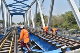 Pekerja beraktivitas di jembatan jalur ganda Kereta Api (KA) Lintas Selatan di antara Stasiun KA Geneng dan Stasiun KA Walikukun setelah dilakukan penggantian jembatan di Desa Tepas, Kecamatan Geneng, Kabupaten Ngawi, Jawa Timur, Kamis (22/8/2019). Jembatan yang sebelumnya hanya cukup untuk satu jalur diganti dengan jembatan baru dengan ukuran lebih besar, sehingga kedua jalur KA nantinya berada di dalam satu jembatan. Antara Jatim/Siswowidodo/zk.