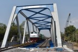 Pekerja beraktivitas di jembatan jalur ganda Kereta Api (KA) Lintas Selatan di antara Stasiun KA Geneng dan Stasiun KA Walikukun setelah dilakukan penggantian jembatan di Desa Tepas, Kecamatan Geneng, Kabupaten Ngawi, Jawa Timur, Kamis (22/8/2019). Jembatan yang sebelumnya hanya cukup untuk satu jalur diganti dengan jembatan baru dengan ukuran lebih besar, sehingga kedua jalur KA nantinya berada di dalam satu jembatan. Antara Jatim/Siswowidodo/zk.