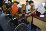 Warga memanfaatkan layanan kesehatan gratis saat bakti sosial PT Kereta Api Indonesia (KAI) Daop 7 Madiun menggunakan kereta kesehatan di Stasiun Kereta Api Walikukun, Ngawi, Jawa Timur, Kamis (22/8/2019). Ratusan warga di sekitar  Stasiun Kereta Api Walikukun memanfaatkan kesempatan mendapatkan layanan kesehatan gratis, antara lain meliputi pemeriksaan umum, gigi, kesehatan ibu dan anak, mata dan laboratorium sederhana. Antara Jatim/Siswowidodo/zk.