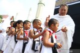 Sejumlah siswa Taman Kanak-Kanak menjalani manasik haji di Masjid Raya Mujahidin, Pontianak, Kalimantan Barat, Kamis (22/8/2019). Manasik haji yang diikuti ratusan siswa PAUD dan TK se-Pontianak tersebut bertujuan untuk mengenalkan tata cara ibadah haji yang merupakan rukun Islam ke-5 pada anak usia dini. ANTARA FOTO/Jessica Helena WuysangANTARA FOTO/JESSICA HELENA WUYSANG (ANTARA FOTO/JESSICA HELENA WUYSANG)