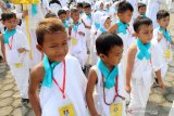 Sejumlah siswa Taman Kanak-Kanak menjalani manasik haji di Masjid Raya Mujahidin, Pontianak, Kalimantan Barat, Kamis (22/8/2019). Manasik haji yang diikuti ratusan siswa PAUD dan TK se-Pontianak tersebut bertujuan untuk mengenalkan tata cara ibadah haji yang merupakan rukun Islam ke-5 pada anak usia dini. ANTARA FOTO/Jessica Helena WuysangANTARA FOTO/JESSICA HELENA WUYSANG (ANTARA FOTO/JESSICA HELENA WUYSANG)