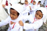 Sejumlah siswa Taman Kanak-Kanak menjalani manasik haji di Masjid Raya Mujahidin, Pontianak, Kalimantan Barat, Kamis (22/8/2019). Manasik haji yang diikuti ratusan siswa PAUD dan TK se-Pontianak tersebut bertujuan untuk mengenalkan tata cara ibadah haji yang merupakan rukun Islam ke-5 pada anak usia dini. ANTARA FOTO/Jessica Helena WuysangANTARA FOTO/JESSICA HELENA WUYSANG (ANTARA FOTO/JESSICA HELENA WUYSANG)