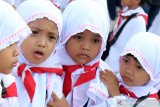 Empat siswa Taman Kanak-Kanak menjalani manasik haji di Masjid Raya Mujahidin, Pontianak, Kalimantan Barat, Kamis (22/8/2019). Manasik haji yang diikuti ratusan siswa PAUD dan TK se-Pontianak tersebut bertujuan untuk mengenalkan tata cara ibadah haji yang merupakan rukun Islam ke-5 pada anak usia dini. ANTARA FOTO/Jessica Helena WuysangANTARA FOTO/JESSICA HELENA WUYSANG (ANTARA FOTO/JESSICA HELENA WUYSANG)